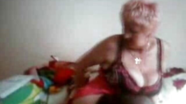 Rubia MILF Zoey Tyler pone sus manos en pono lesbiana un Hitachi