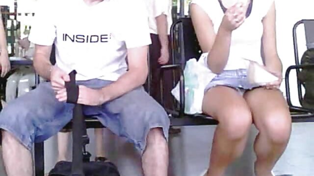 Dile a cuck lesviana haciendo tijeras como es