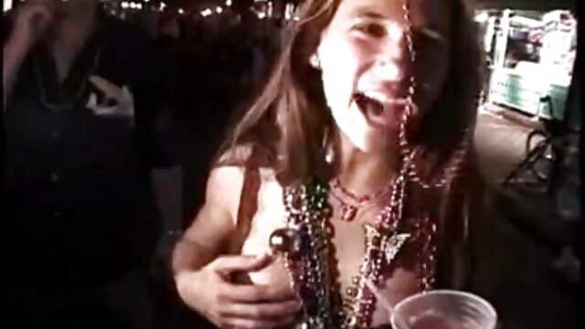 Cámaras madre e hija lesbianas tetonas al acecho en lugares públicos 009