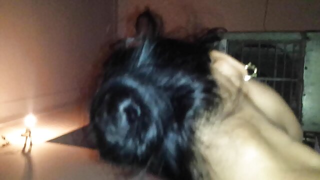 La señora en la lesbianas hablando sucio habitación del hotel