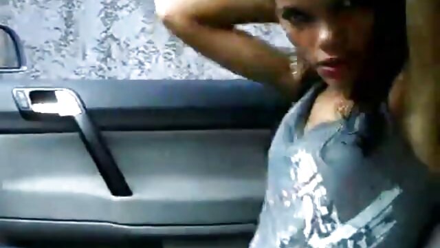 Ven aquí abuelita, te madre e hija haciendo la tijera voy a limpiar