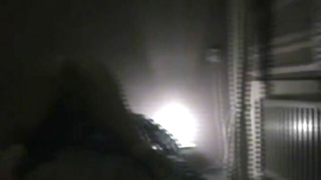 Lindo Bate lesbianas hablando español descalzo en el baño