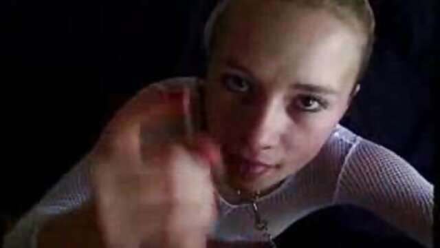 La morena Nikki Kay monta la polla de lesbianas tetonas y nalgonas Seans al estilo vaquera