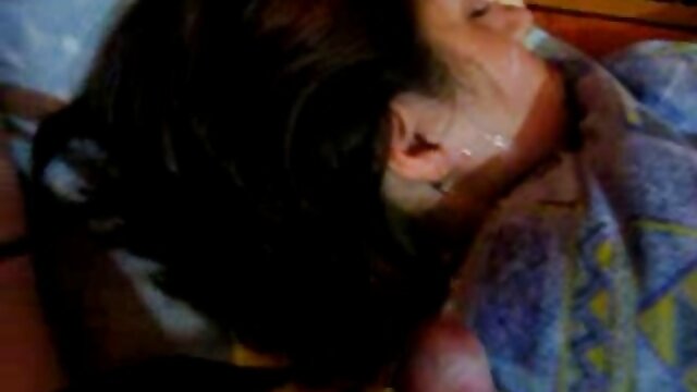 Arisa Ebihara frota la ver videos de mujeres lesbianas polla con los pies y los labios peludos antes