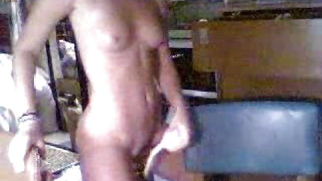 Hombre enmascarado lesbianas rubias xxx de cuero disfruta del sexo pervertido con 2 chicas calientes