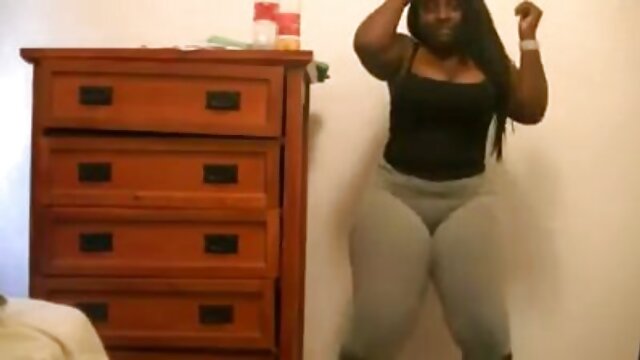 El investigador dos mujeres haciendo la tijera privado