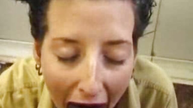 Mear lleno de ropa lesbianas besandose rico